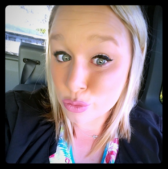 Meet your Posher, Lindsey - Picture 3 of 3